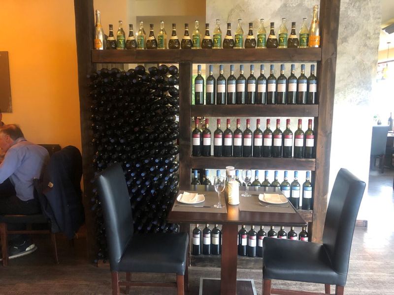 Weinregal im Gastraum